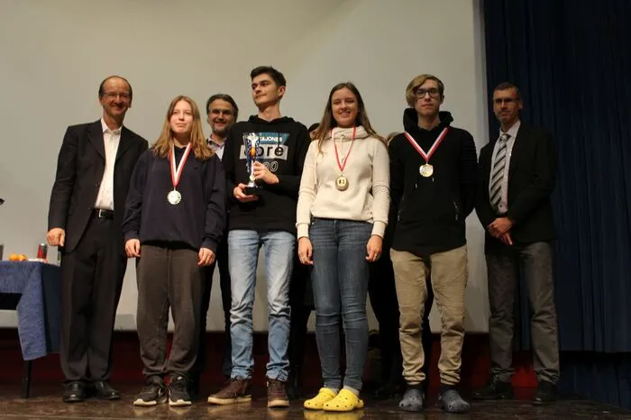 Untere Oberstufe (5.-6.Kl.): Laura Schneider (Gymnasium), Simon Lugger (HAK), Anna Clara, Hubert Zamojski (beide Gymnasium), mit Ehrengästen.