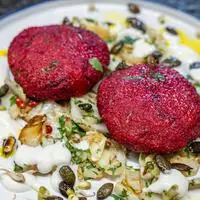 Rote Rüben Polenta Laibchen auf Chinakohl zubereitet. 