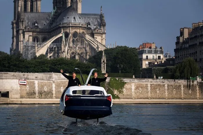 Bereits vor fast einem Jahr hatte es eine Testfahrt auf der Seine gegeben, an der auch Bürgermeisterin Anne Hidalgo teilnahm. Sie unterstützte die Sea Bubbles von Anfang an und bezeichnet die Boote als "Weiterentwicklung der Stadt".