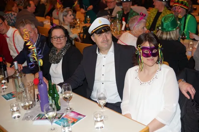Vor 15 Jahren fand letztmals eine Faschingssitzung statt. Das umfangreiche und kunterbunte Programm bot von Akrobatik bis zu dem ZIB-Flash Unterhaltsames an Show und Acts.
