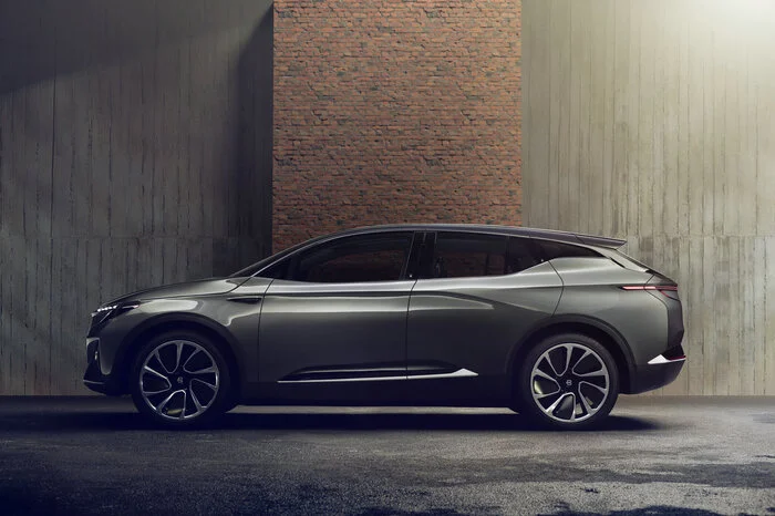 Vor einem Jahr hatte Byton dort einen Prototyp seines Elektro-SUV M-Byte vorgestellt, jetzt haben sie die serienreife Innenausstattung präsentiert, in dem unweigerlich der Mega-Bildschirm ins Auge sticht, der fast das gesamte Cockpit von Tür zu Tür ausfüllt: Das Display hat eine Diagonale von 48 Zoll (rund 1,22 Meter).