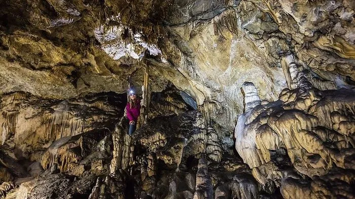 Die Maximiliansgrotte, die auch den mit sechs Meter Höhe größten Tropfstein Deutschlands beherbergt, ist nur eine der unterirdischen Attraktionen in dem an Höhlen und Grotten reichen nordöstlichen Umland Nürnbergs. Sehr interessant auch die Bismarckgrotte, die 52 Meter unter die Erde führt und für sportlichere Höhlenforscher interessant ist.