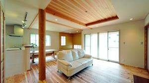 Das Multitalent Holz findet sich in Massivholzmöbeln, Decken, Böden, Wänden und auch Fassaden 