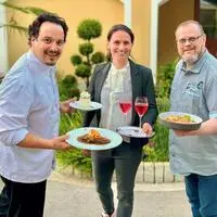 Sie stehen hinter dem „Stadl Musi Schlabarett“: Peter und Susanne Moser und Willie Wurzer (von links)