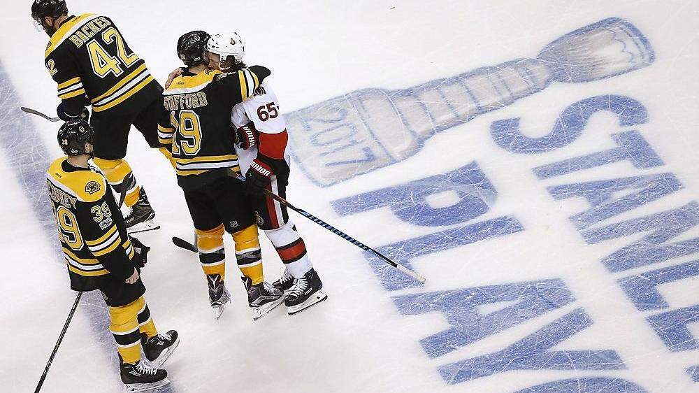 Die Senators (Drew Stafford, Erik Karlsson) setzte sich gegen die Bruins durch