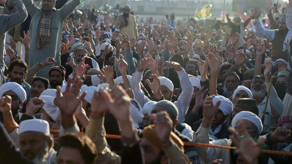 Eine wochenlange Blockade der pakistanischen Hauptstadt Islamabad durch Tausende islamistische Demonstranten endet Montag früh nach Medienberichten mit dem Rücktritt von Justizminister Zahid Hamid