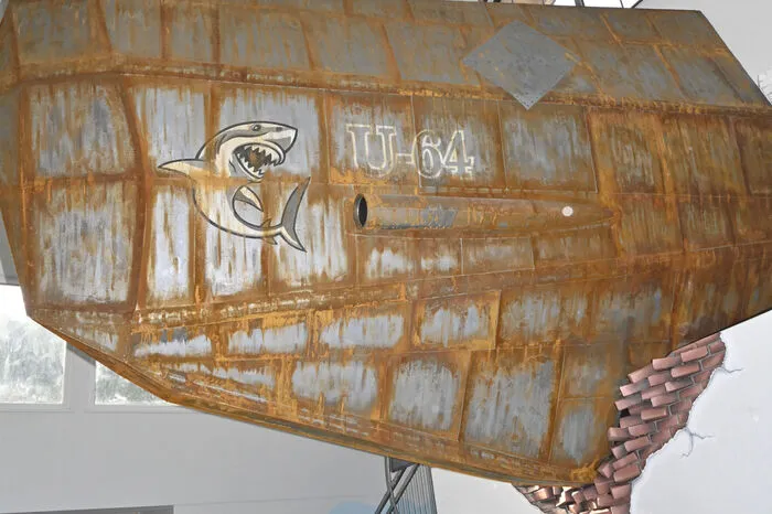 Die Spitze von U 64 ragt mitten ins Gebäude.
