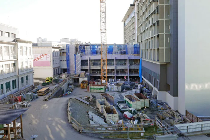 Die Großbaustelle an der LKH Uniklinik Graz ist und bleibt die Chirurgie. In der mittlerweile dritten Bauetappe wird zurückgebaut, bevor der Umbau losgehen kann. Das bedeutet "schwierige bauliche Maßnahmen bei laufendem Krankenhausbetrieb". Volumen: gut 70 Millionen Euro. Baufertigstellung soll Ende 2025/ Anfang 2026 (inklusive Abschnitt 4) sein.