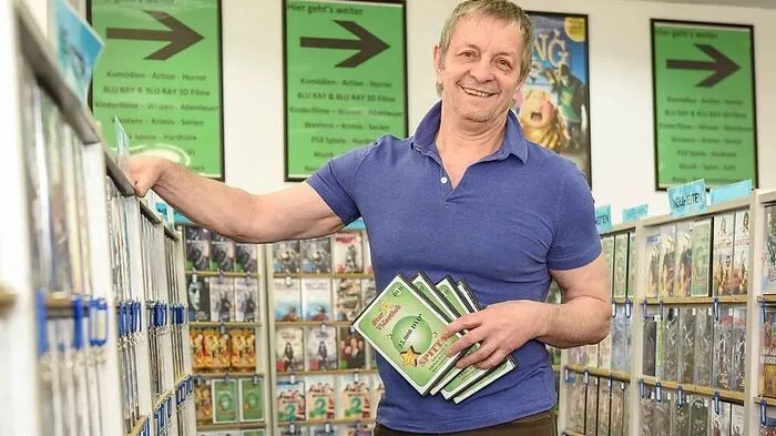 Oswin Schaufler in der Videothek in der Jahnstraße	