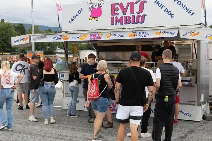Bei Musik, Essen und Getränken wurde bis in die Nacht gefeiert.