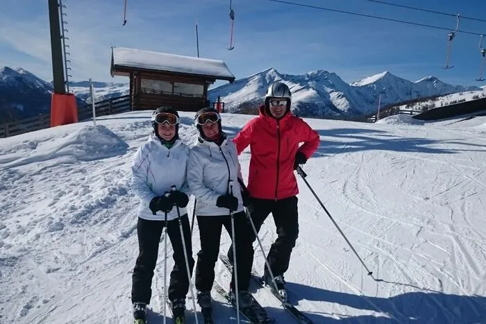 Hartmut Graf mit seiner Familie beim Skifahren