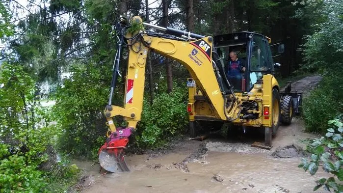 Bagger arbeitet in Wasser und Schlamm