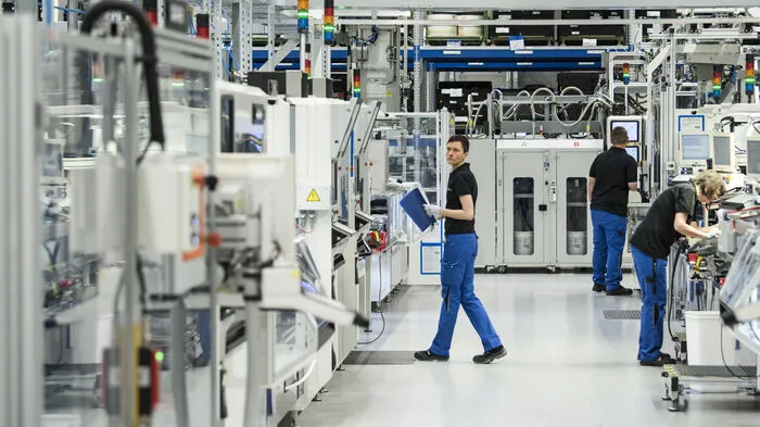 Daimler will nach eigenen Angaben etwa eine Milliarde Euro in einen globalen Batterie-Produktionsverbund investieren. Etwa die Hälfte soll demnach in die zweite Batteriefabrik in Kamenz fließen.
