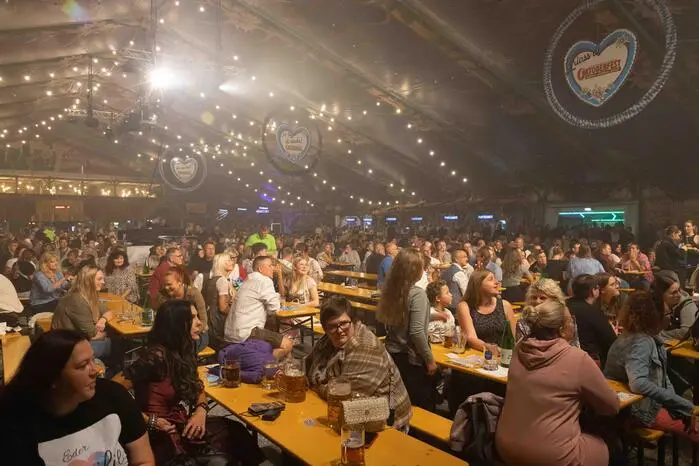 Zahlreiche Gäste strömten ins Festzelt, um bei bester Stimmung mitzufeiern.