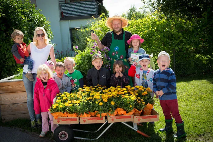 Gärtnermeister "Flori" wurde von den Kinder der Tagesstätte Liebenfels und Kindergärtnerin Heidi Dörfler lautstarkt in Empfang genommen