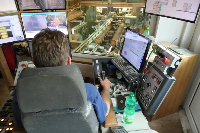 Die Maschinenführer müssen sehr konzentriert arbeiten