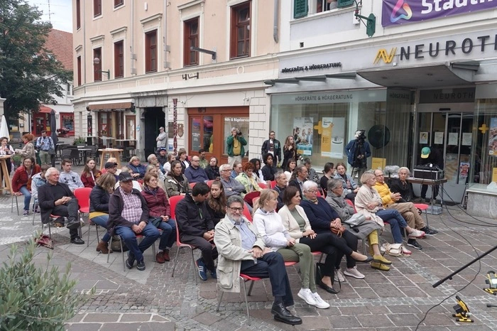 Viele Menschen kamen zur Steirischen Herbst Veranstaltung auf den Weizer Südtirolerplatz.
