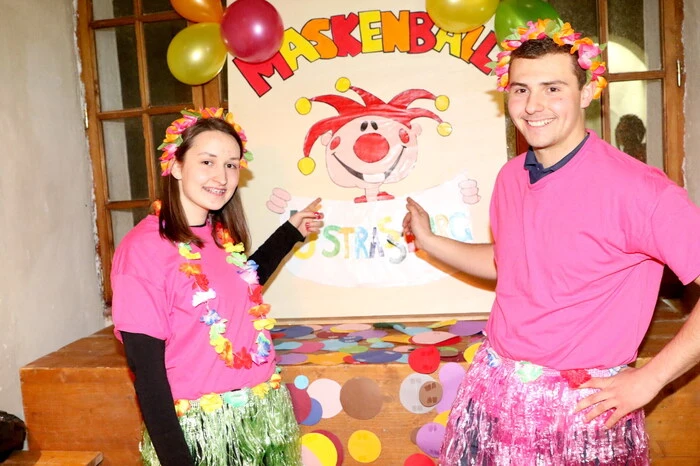 Wie am Wochenende, als die LJ Straßburg unter Obmann Philipp Paynik und Mädlleiterin Sabrina Krall (von rechts) zum Bezirks-Maskenball in die Schloss-Räumlichkeiten lud. 