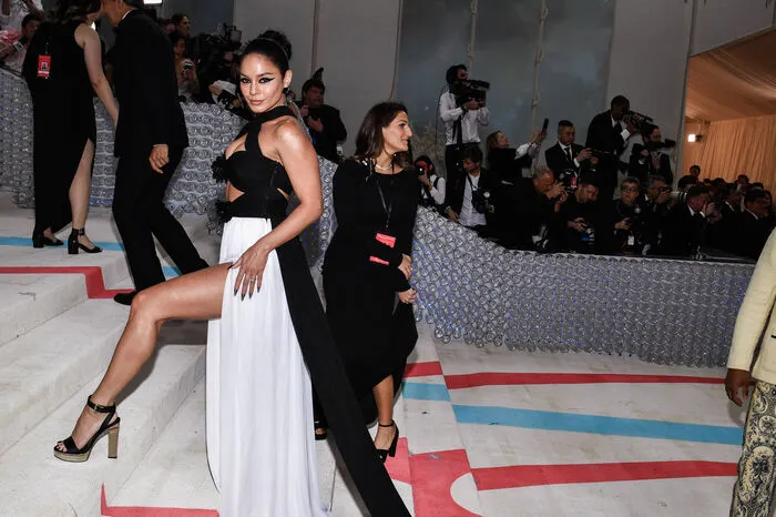 Schauspielerin Vanessa Hudgens zeigte sich in einem schwarz-weißen Abendkleid
