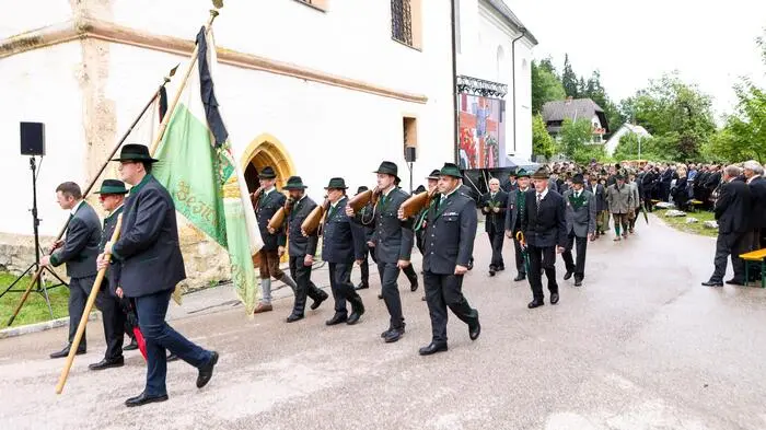 Vornweg der Kameradschaftsbund, dann Jäger und Feuerwehrmänner - Hans Seitinger war bei vielen Vereinen