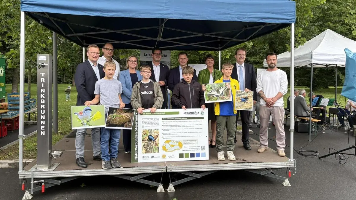 Schülerinnen und Schüler präsentierten die Erklärtafeln zu den neuen Trittsteinbiotopen