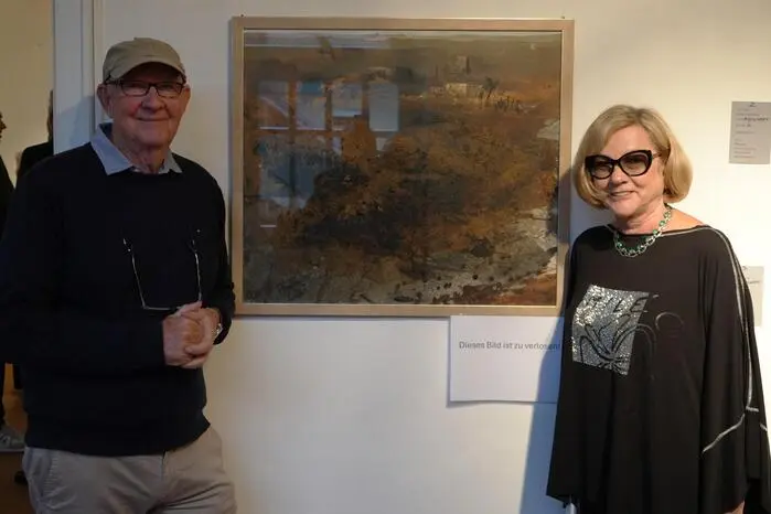 Organisiert wurde die Ausstellung von den Damen des „Kiwanis-Club Farrach ad Undrimas“. Präsidentin Margrit Pirker (rechts) und ihre umtriebigen Damen holten den bekannten Künstler (links) zur Benefiz-Ausstellung nach Farrach.