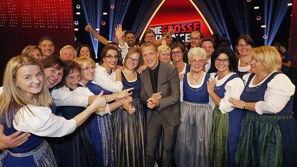 Die Sängerrunde Pöllau bejubelt mit Oliver Pocher den Finaleinzug