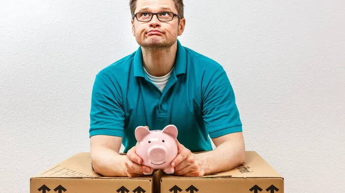 Allgemeine Aufräumtipps: 1. Machen Sie die Aufbewahrungseinheit, die es zu organisieren gilt, komplett leer.2. Putzen Sie die Aufbewahrungseinheit – also das Regal, den Kasten, den Aktenkorb, die Lade – gründlich!3. Teilen Sie den ehemaligen Inhalt (der jetzt ja auf dem Boden liegt) in drei Haufen ein: In Zeug, das gut verwendbar ist und noch funktioniert, in kaputte, überflüssige oder seit einem Jahr nicht mehr benutzte Dinge und in einen Haufen mit „Fragezeichen“. Den ersten Haufen räumen Sie zurück ins Regal, den zweiten entsorgen Sie, und der dritte kommt in eine Kiste in den Keller oder auf den Dachboden.