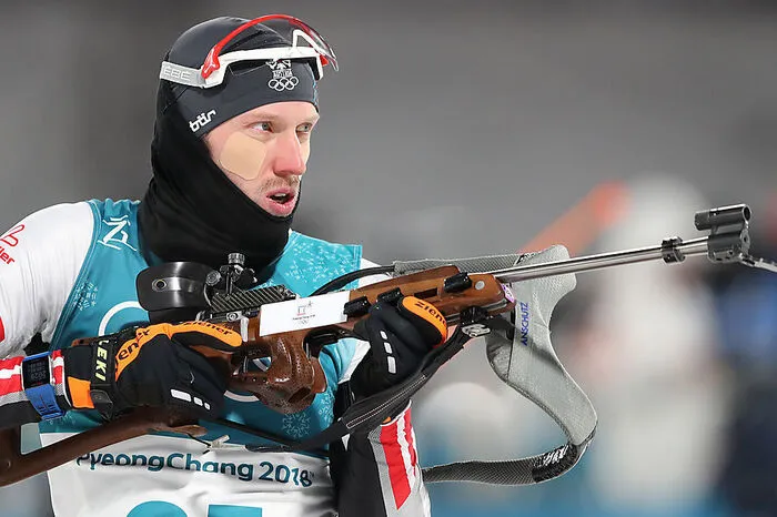 "Mein Gesicht habe ich ein bisschen abpicken müssen, denn ich will ja mit 40 auch noch gut ausschauen." Dominik Landertingers Erklärung zu den großen Pflastern auf beiden Wangen als Schutz vor der großen Kälte im Biathlonbewerb am Abend.