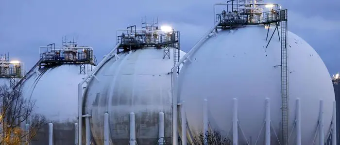 Gasspeicher mit ihrer typischen runden Form | Gestörte Handelswege halten den Gaspreis hoch