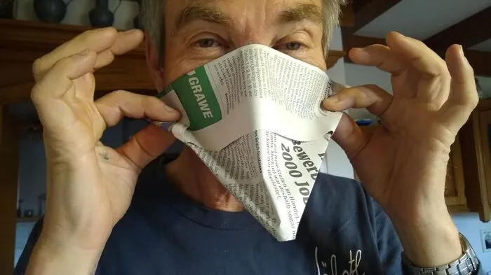 Ab Mittwoch sollen ja Schutzmasken vor Supermärkten verteilt werden. Bis dahin helfen sich Grazer mit Alltagsgegenständen aus. Hannes Jöbstl hat Kurzerhand seine Lieblingszeitung zum "perfekten Prototypen" umgewandelt!