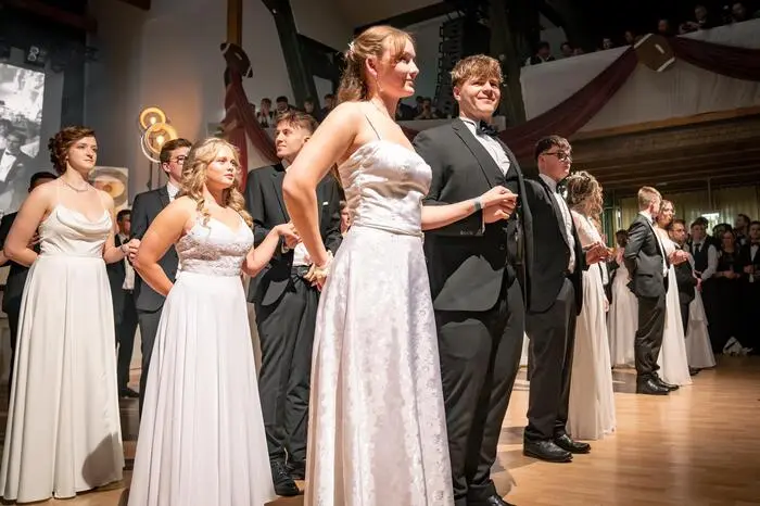 Der Ballabend wurde offiziell durch eine grandiose Polonaise eröffnet. Bei der Mitternachtseinlage veranschaulichten die Schülerinnen und Schüler der HTL Leoben in einem kurzen Sketch, wie sie ihren Schulalltag via Teams meistern.