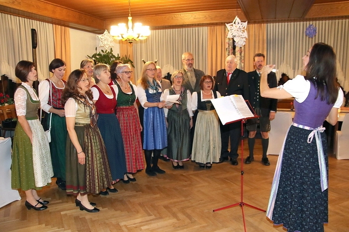 Der Singkreis brachte drei Ständchen, die Jugend der Volkstanzgruppe begeisterte mit ihren Reigen und die Erwachsenen tanzten den traditionellen Reiftanz.