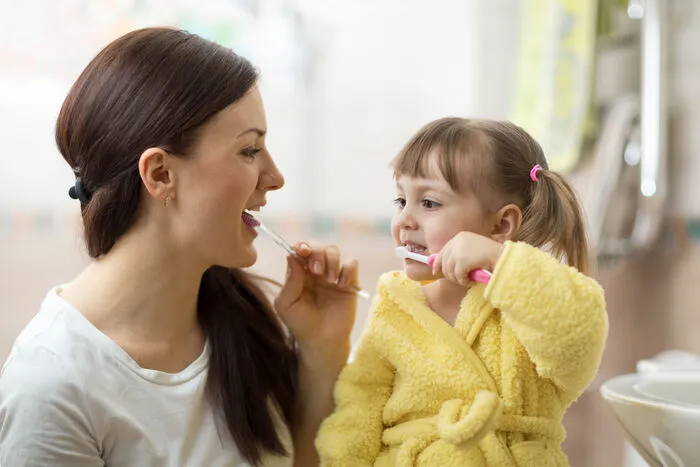1 bis 3 Jahre: In diesem Alter sollten die Zähne morgens und abends geputzt werden, für 2 bis 3 Minuten. Wichtig: Bis zum 10. Lebensjahr brauchen Kinder die Unterstützung der Eltern beim Zähneputzen!