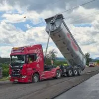 Ein Lkw-Sattelzug geriet am Montag in eine Hochspannungsleitung