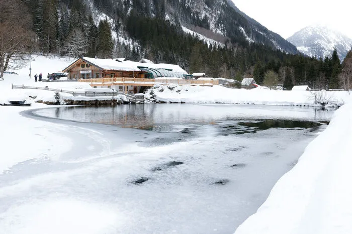 Der große Teich unmittelbar neben der Waldhäuslalm ist größtenteils zugefroren.