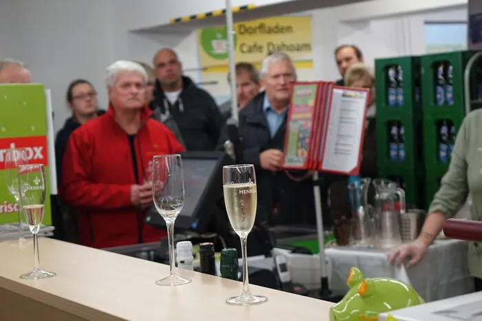 Mit Sekt wurden die zahlreichen Gäste empfangen.