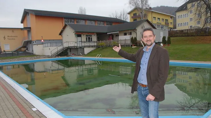 Bürgermeister Martin Weber vor dem sanierungsbedürftigen Freibad