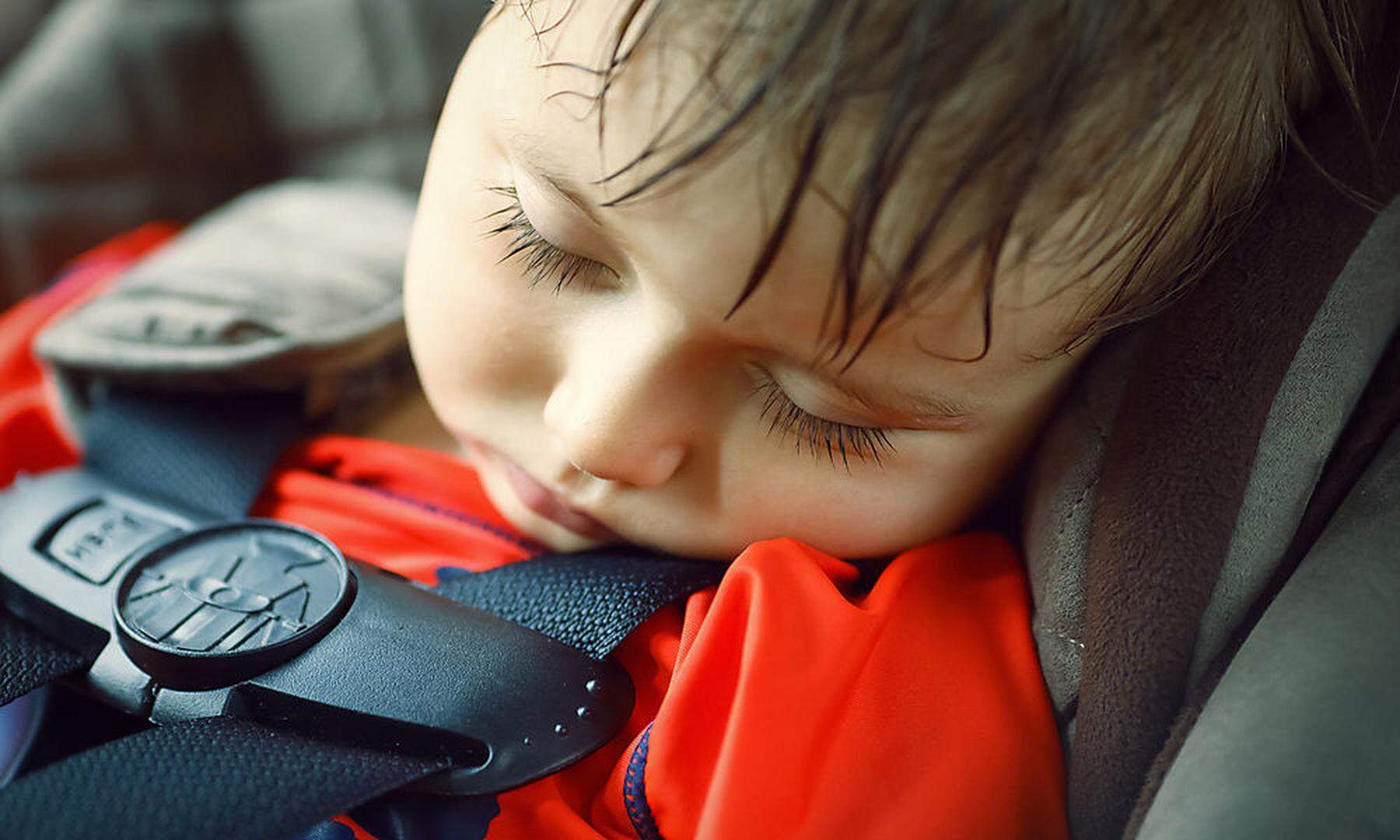 Erstickungsgefahr  Kindersitze im Auto sind nicht zum Schlafen geeignet
