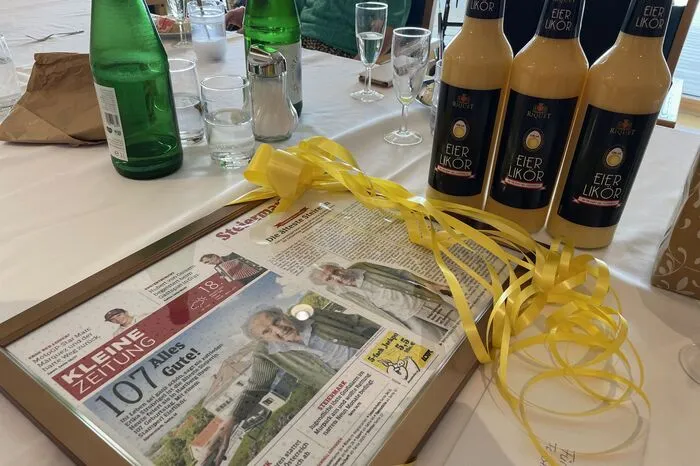 Neben vielen Blumensträußen und der eingerahmten Titelseite der Kleinen Zeitung bekam Strohrigel standesgemäß Eierlikör geschenkt. "So viele Schätze für mich", freute sich die Jubilarin.