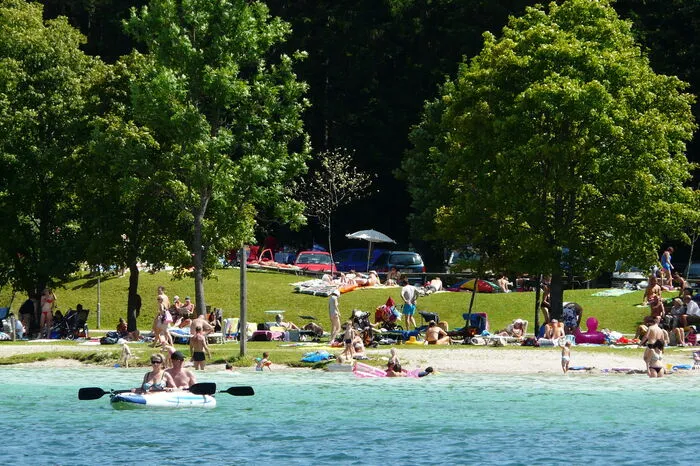 Am Erlaufsee geht es heuer sportlich zu. Zehn Stand-up-Paddels und zahlreiche Tret- und Ruderboote warten auf die Badegäste. Für weniger Sportliche stehen 20 Elektroboote bereit. Auch das Strandbuffet hat geöffnet und hat im Freien Platz für 180 Gäste. Der Eintritt zum See ist frei. Für das Parken entlang der B71 ist eine Gebühr zu entrichten. Hunde sind in einem separaten Bereich erlaubt.