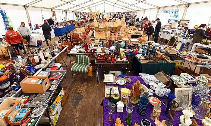 Der Flohmarkt ist eine kleine bunte Welt