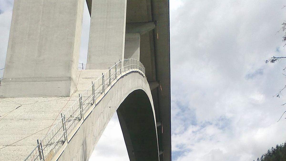 Die höchste Brücke der Steiermark ist die Kremplgrabenbrücke auf der B 115, Eisen Straße, mit einer Bogenspannweite von 160 Metern. Sie wurde 2013 zuletzt saniert