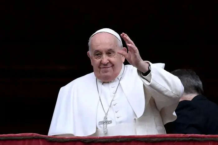 Der Pontifex rief die Christen auf, „Nein“ zum Krieg und zu den Waffen zu sagen. Die Weihnachtsbotschaft und der Segen Urbi et orbi sind ein Höhepunkt der christlichen Weihnachtsfeier.
