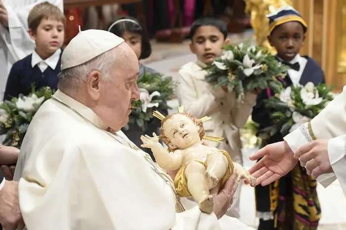 Papst Franziskus hat die Christmette im Petersdom als Mahnung für den Frieden genutzt.