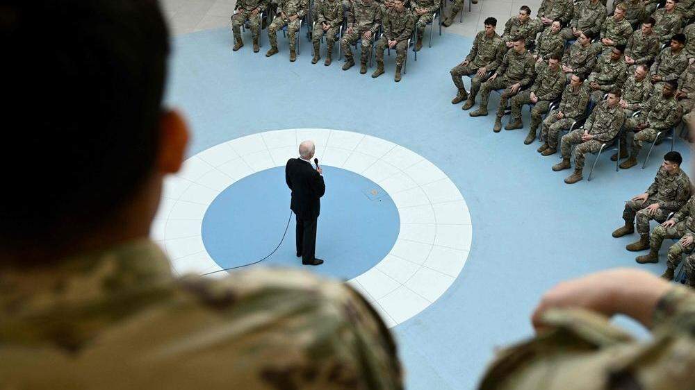 Joe Biden spricht vor den Nato-Truppen