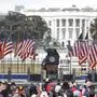 Donald Trump am Rednerpult vor dem Weißen Haus. Links und rechts von ihm wehen USA-Flaggen, vor ihm steht das Publikum. Die Rede hielt er am 6. Jänner 2021.
