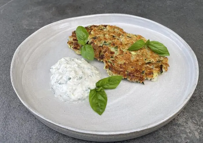 Köstliche Gerichte wie diese Zucchini-Laibchen sind schnell gemacht und kosten nur rund 80 Cent pro Person