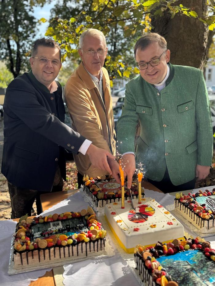 Pfarrgemeinderat Ralph Vekonj, Diakon Franz Holler und Pfarrer Anton Neger beim Anschneiden der Jubiläumstorte