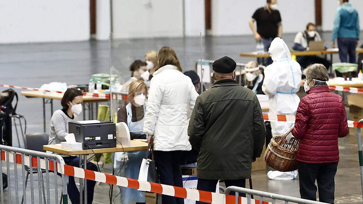 Geimpft wird nur, wer einen Termin hat, beteuern Gesundheitskasse und Rotes Kreuz